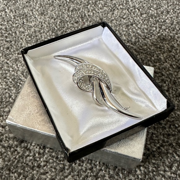 As new, white metal & cubic zirconia brooch - Picture 3 of 3